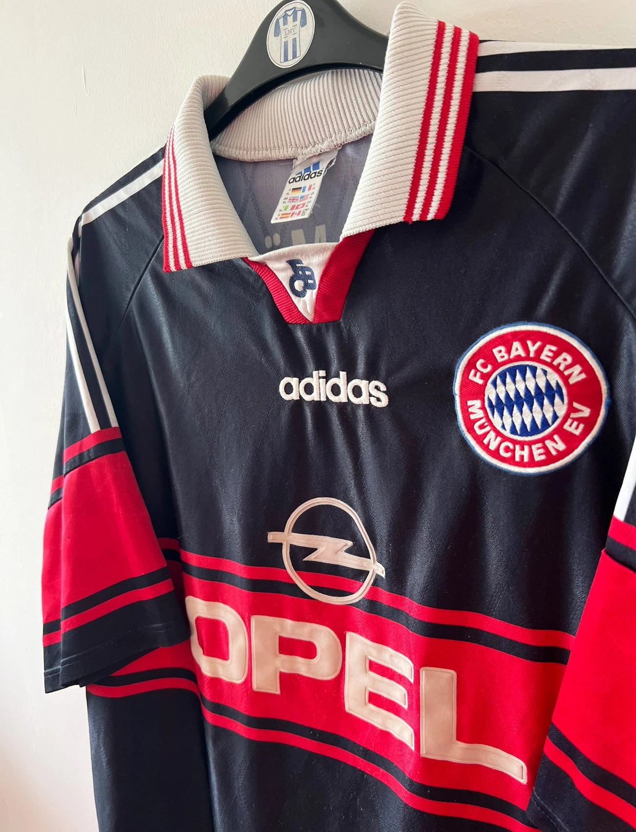 Maillot de foot vintage extérieur noir du Bayern Munich 1997/1998. On peut retrouver l'équipementier Adidas et le sponsor Opel. Le maillot est accompagné de son short d'époque. Il s'agit d'un maillot et d'un short authentique.