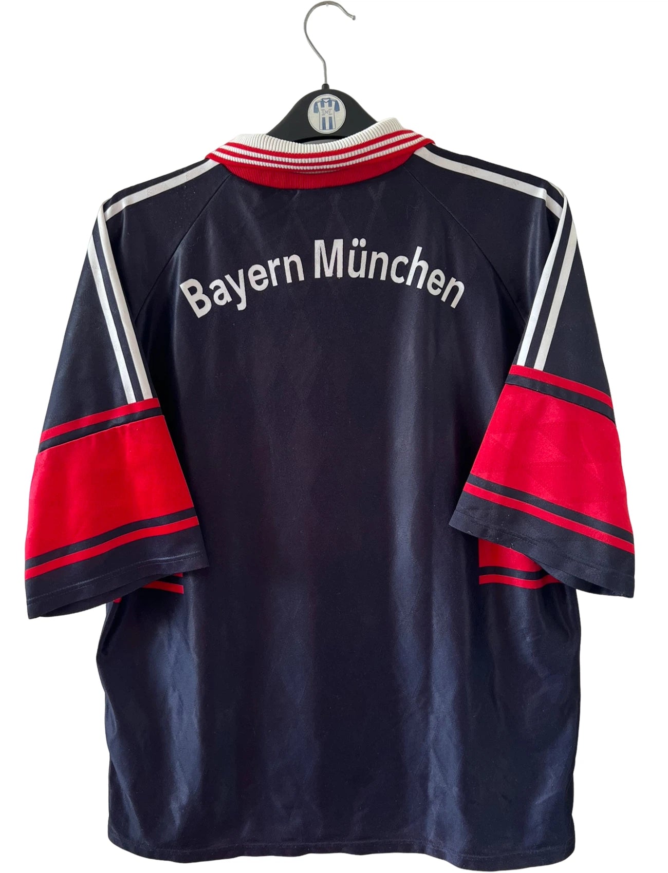 Maillot de foot vintage extérieur noir du Bayern Munich 1997/1998. On peut retrouver l'équipementier Adidas et le sponsor Opel. Le maillot est accompagné de son short d'époque. Il s'agit d'un maillot et d'un short authentique.