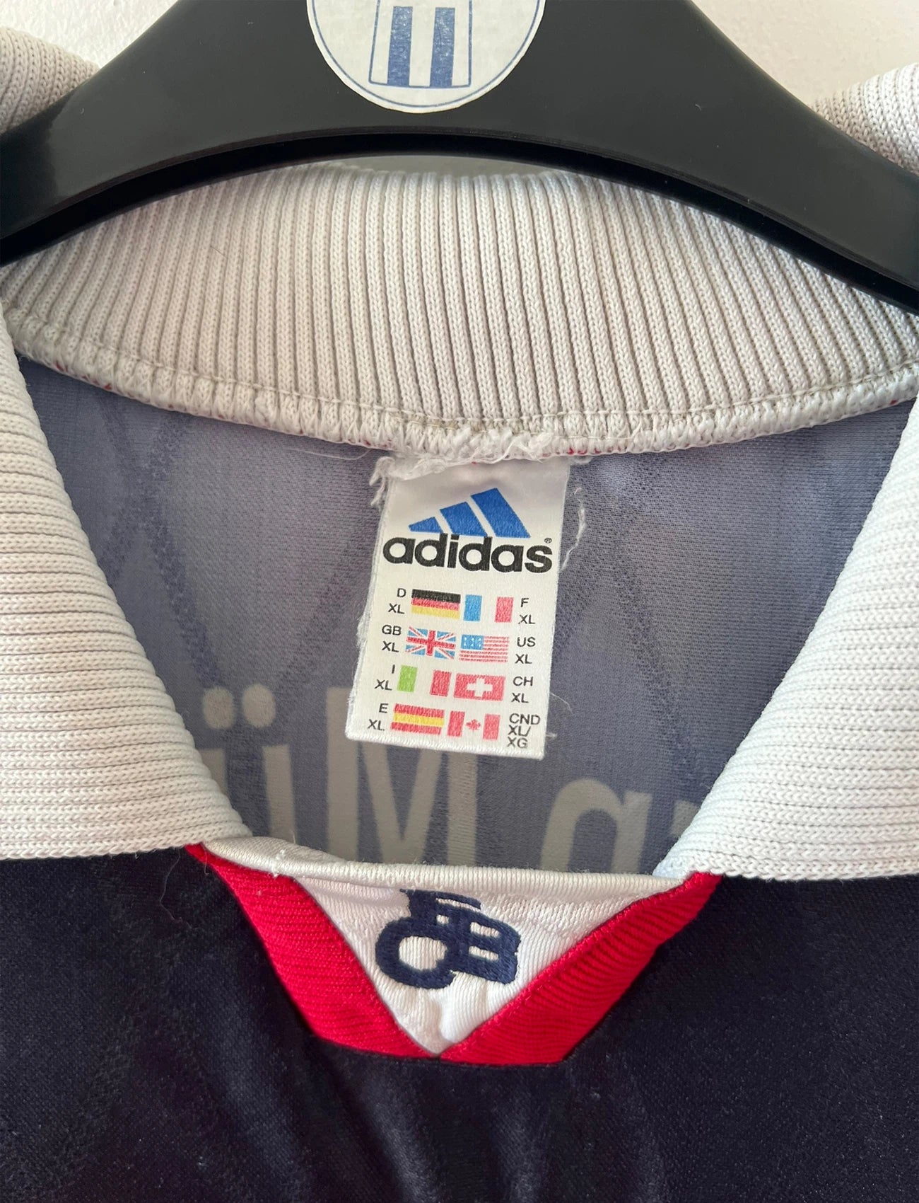 Maillot de foot vintage extérieur noir du Bayern Munich 1997/1998. On peut retrouver l'équipementier Adidas et le sponsor Opel. Le maillot est accompagné de son short d'époque. Il s'agit d'un maillot et d'un short authentique.