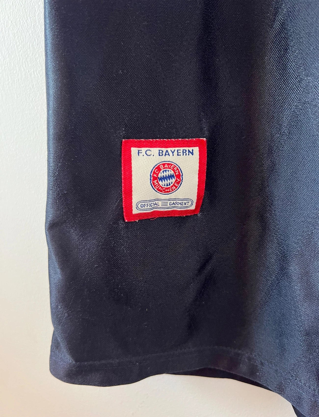 Maillot de foot vintage extérieur noir du Bayern Munich 1997/1998. On peut retrouver l'équipementier Adidas et le sponsor Opel. Le maillot est accompagné de son short d'époque. Il s'agit d'un maillot et d'un short authentique.