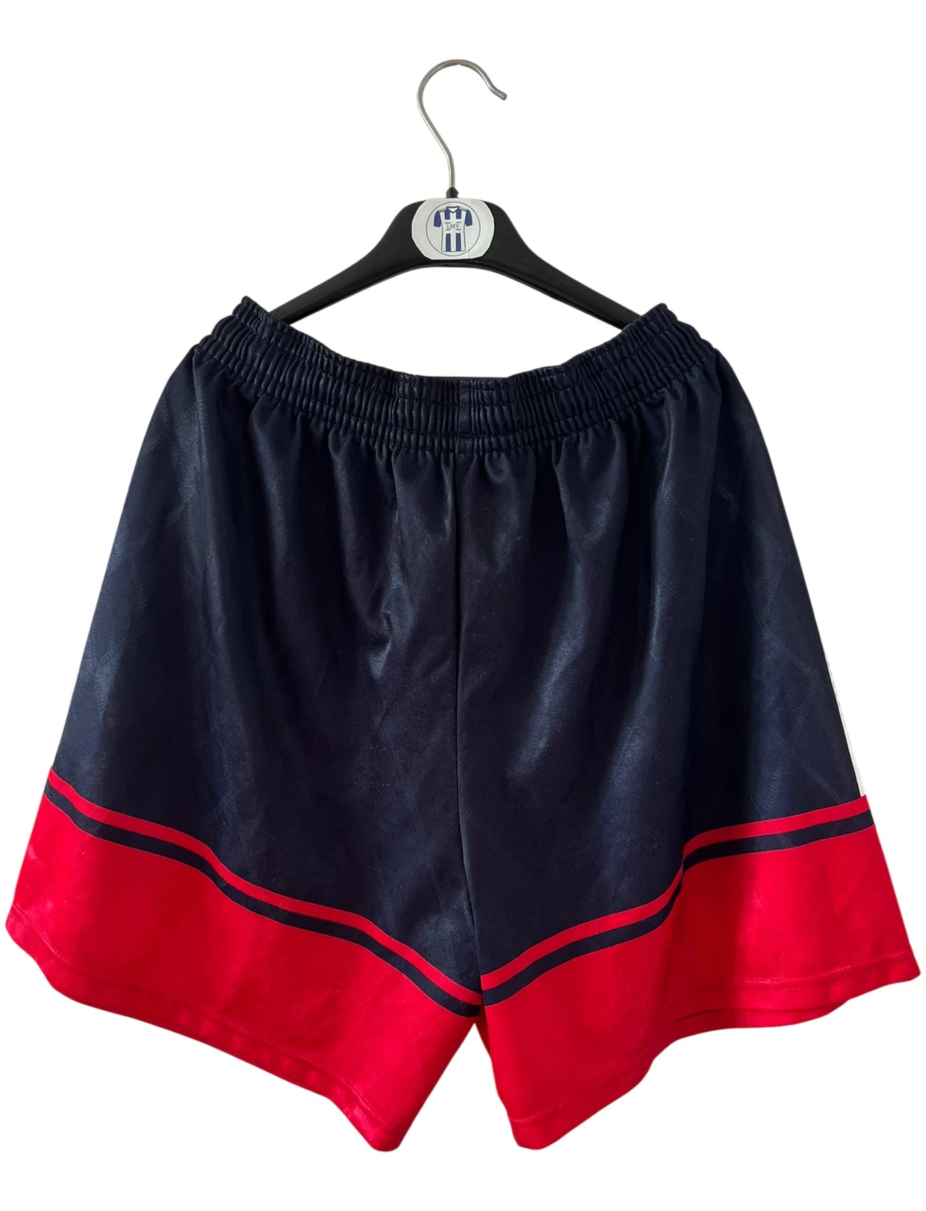 Maillot de foot vintage extérieur noir du Bayern Munich 1997/1998. On peut retrouver l'équipementier Adidas et le sponsor Opel. Le maillot est accompagné de son short d'époque. Il s'agit d'un maillot et d'un short authentique.