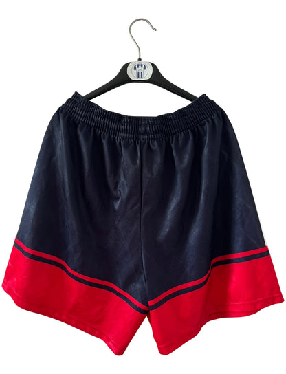 Maillot de foot vintage extérieur noir du Bayern Munich 1997/1998. On peut retrouver l'équipementier Adidas et le sponsor Opel. Le maillot est accompagné de son short d'époque. Il s'agit d'un maillot et d'un short authentique.