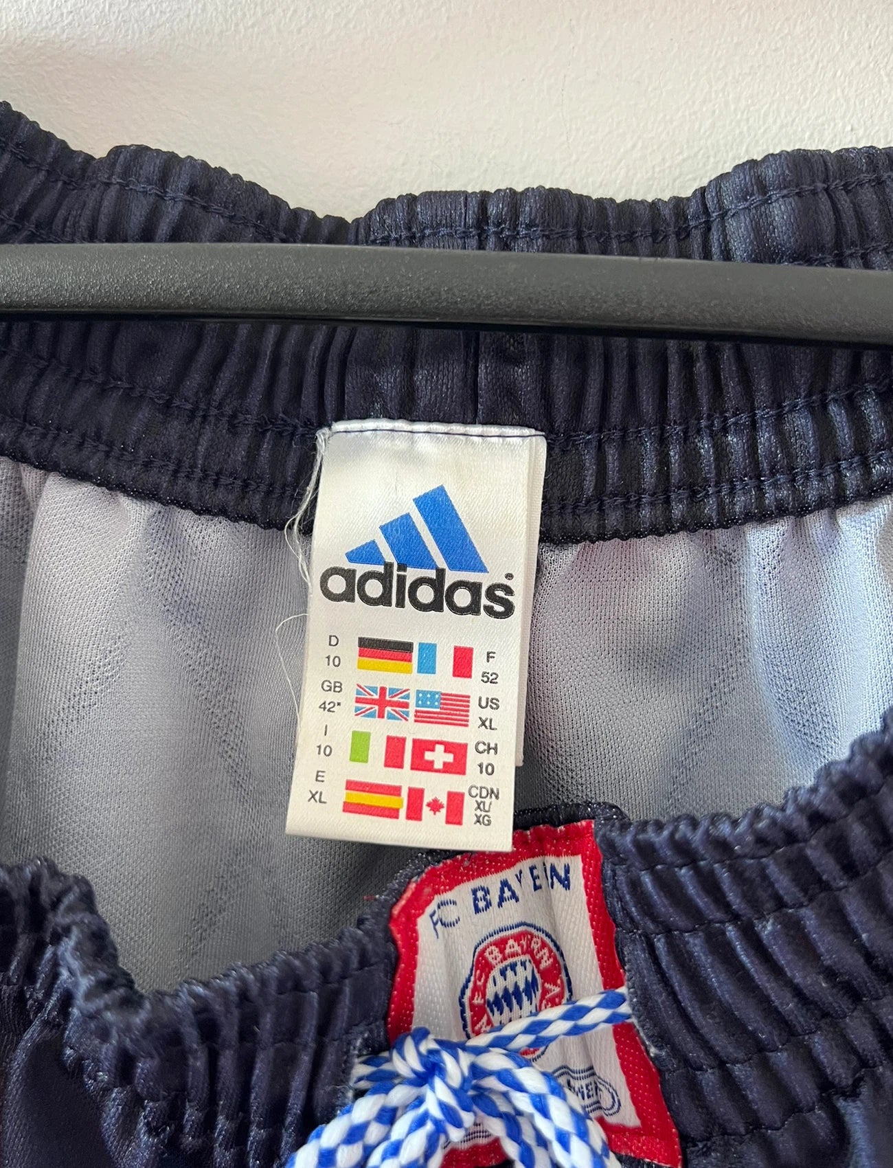Maillot de foot vintage extérieur noir du Bayern Munich 1997/1998. On peut retrouver l'équipementier Adidas et le sponsor Opel. Le maillot est accompagné de son short d'époque. Il s'agit d'un maillot et d'un short authentique.