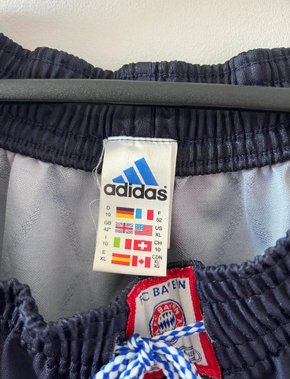 Maillot de foot vintage extérieur noir du Bayern Munich 1997/1998. On peut retrouver l'équipementier Adidas et le sponsor Opel. Le maillot est accompagné de son short d'époque. Il s'agit d'un maillot et d'un short authentique.