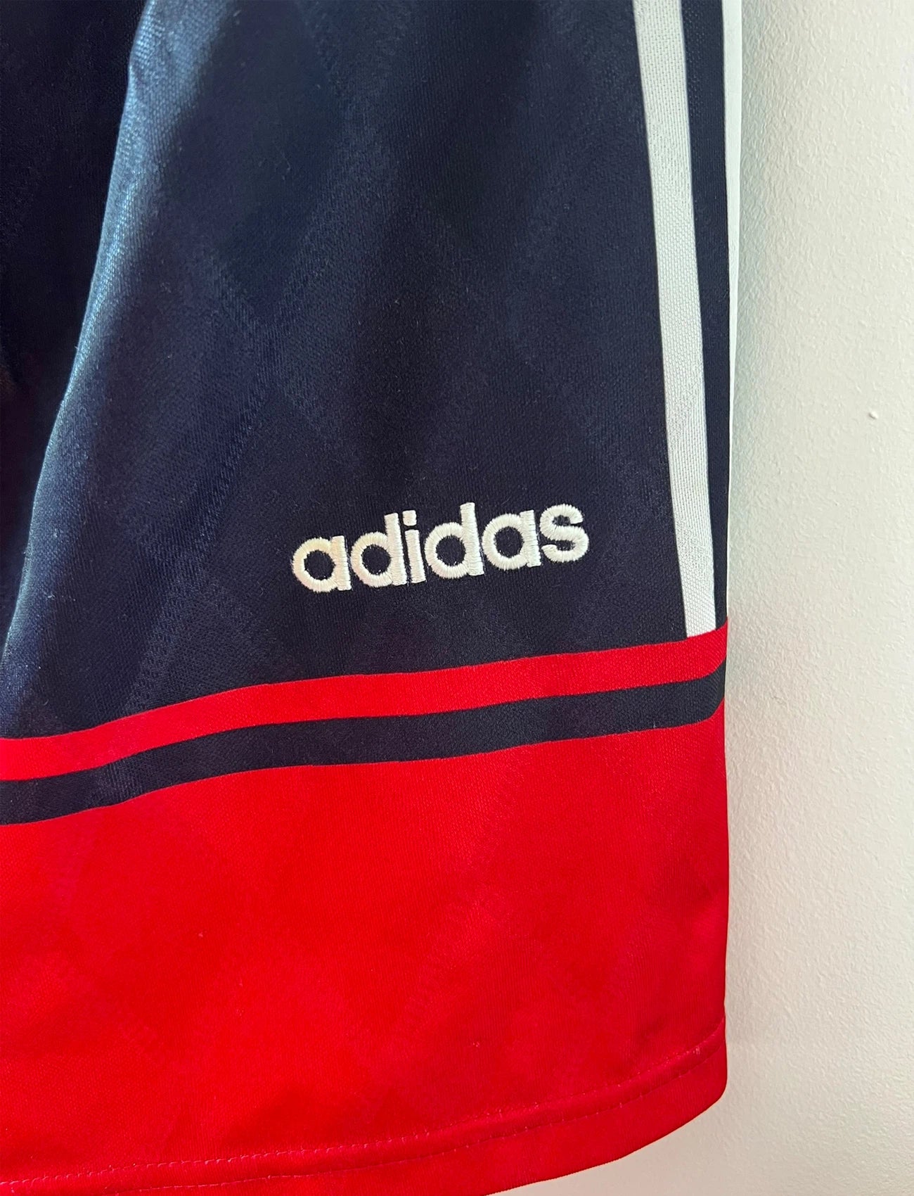Maillot de foot vintage extérieur noir du Bayern Munich 1997/1998. On peut retrouver l'équipementier Adidas et le sponsor Opel. Le maillot est accompagné de son short d'époque. Il s'agit d'un maillot et d'un short authentique.