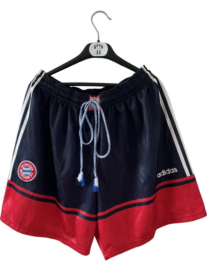Maillot de foot vintage extérieur noir du Bayern Munich 1997/1998. On peut retrouver l'équipementier Adidas et le sponsor Opel. Le maillot est accompagné de son short d'époque. Il s'agit d'un maillot et d'un short authentique.