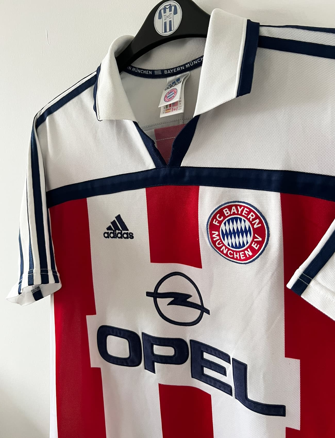 Maillot de foot vintage extérieur blanc du Bayern Munich de la saison 2000/2002. On peut retrouver l'équipementier Adidas et le sponsor Opel. Il s'agit d'un maillot authentique d'époque.