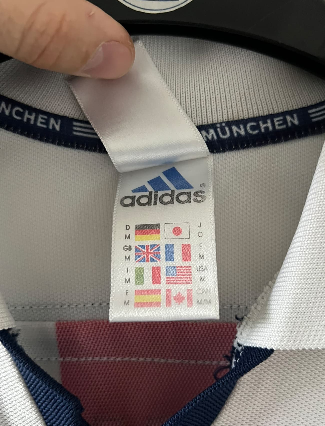 Maillot de foot vintage extérieur blanc du Bayern Munich de la saison 2000/2002. On peut retrouver l'équipementier Adidas et le sponsor Opel. Il s'agit d'un maillot authentique d'époque.