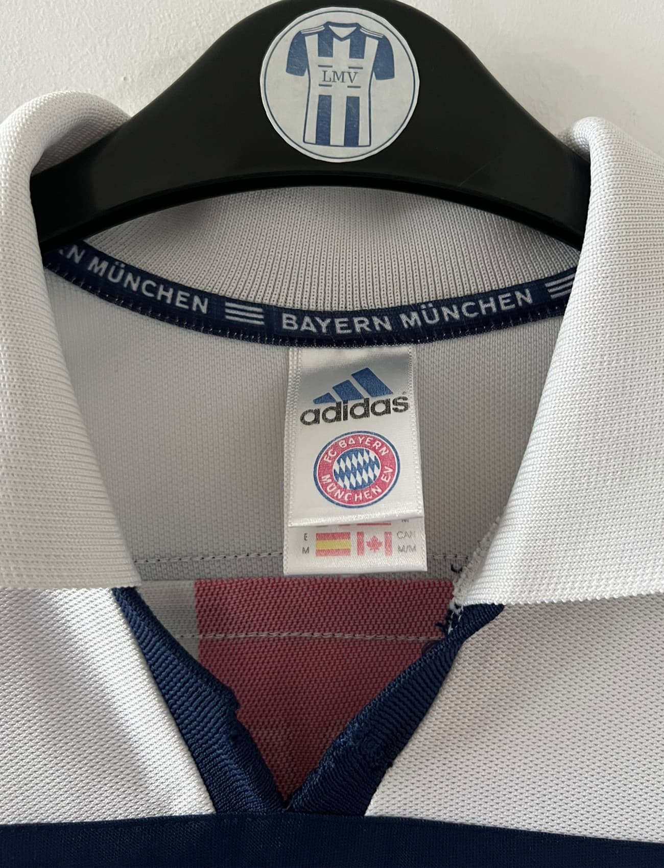 Maillot de foot vintage extérieur blanc du Bayern Munich de la saison 2000/2002. On peut retrouver l'équipementier Adidas et le sponsor Opel. Il s'agit d'un maillot authentique d'époque.