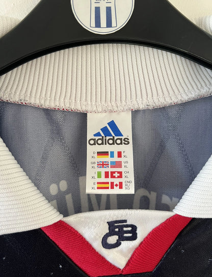 Maillot de foot vintage domicile noir et rouge du bayern munich de la saison 1997/1998. On peut retrouver l'équipementier adidas et le sponsor Opel. Il s'agit d'un maillot authentique d'époque.