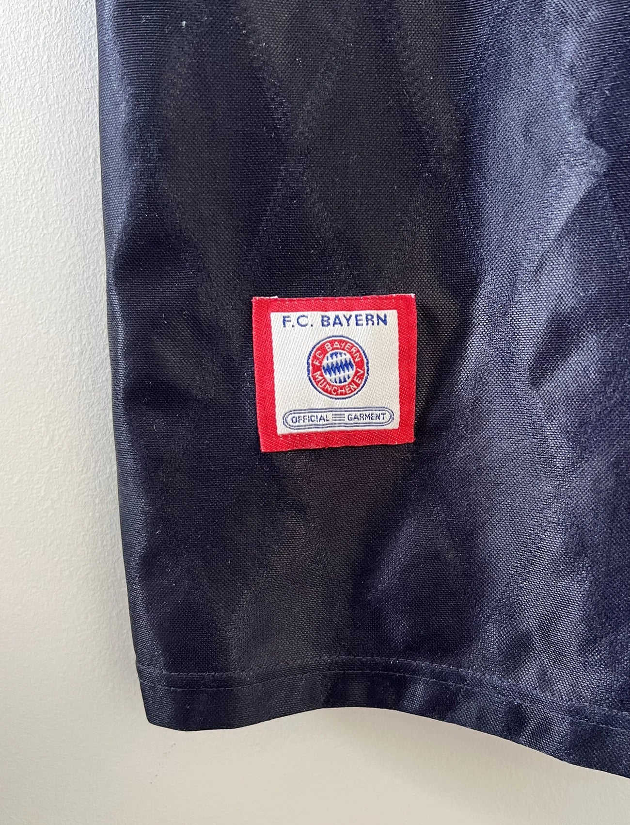 Maillot de foot vintage domicile noir et rouge du bayern munich de la saison 1997/1998. On peut retrouver l'équipementier adidas et le sponsor Opel. Il s'agit d'un maillot authentique d'époque.