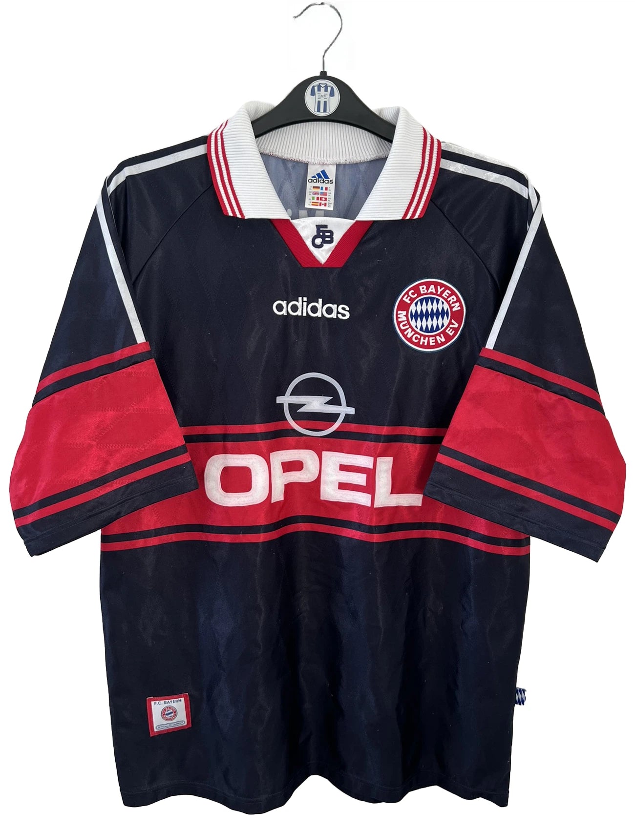 Maillot de foot vintage domicile noir et rouge du bayern munich de la saison 1997/1998. On peut retrouver l'équipementier adidas et le sponsor Opel. Il s'agit d'un maillot authentique d'époque.