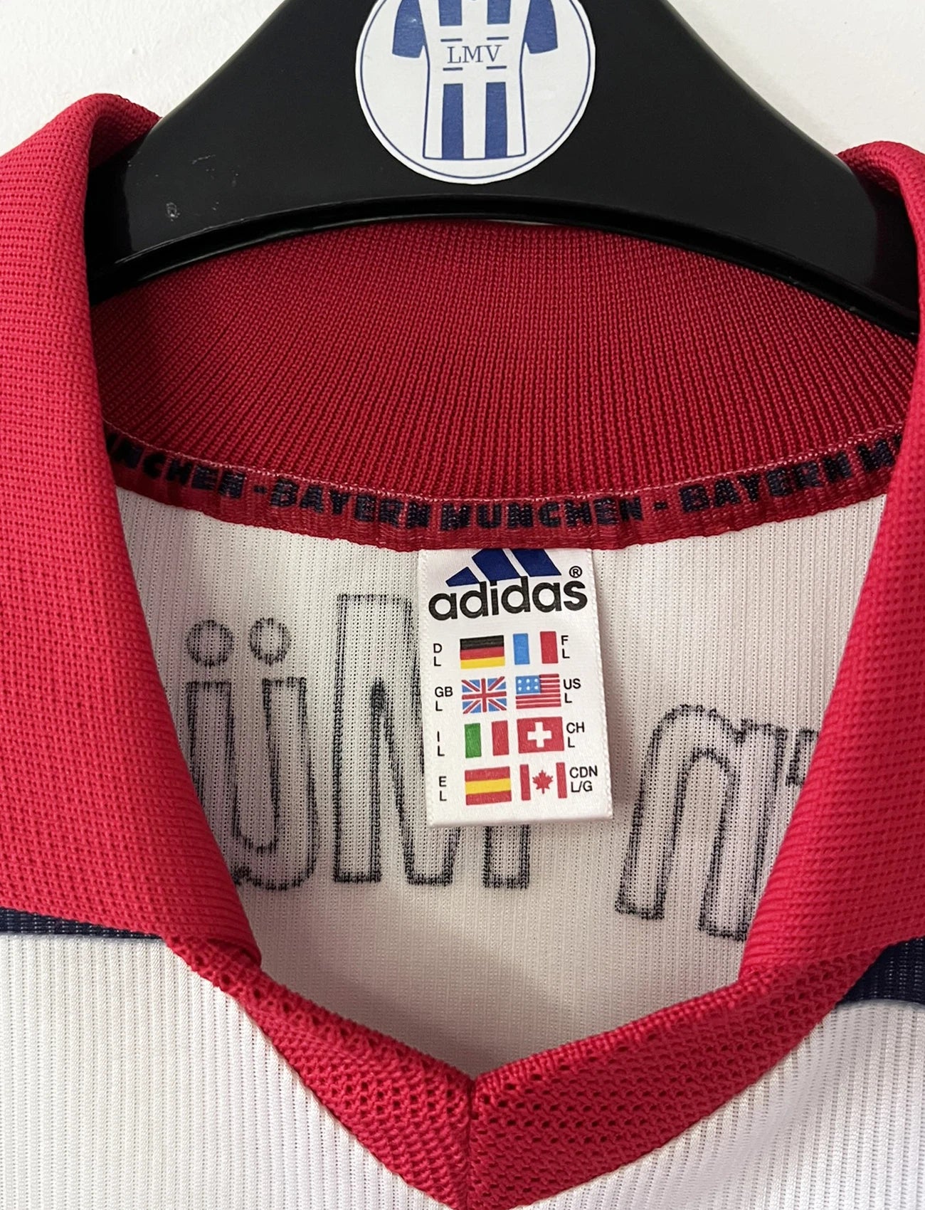 Maillot de foot vintage extérieur blanc et rouge du bayern munich de la saison 1998/1999. On peut retrouver l'équipementier Adidas et le sponsor Opel. Le maillot est floqué du numéro 3 Bixente Lizarazu. Il s'agit d'un maillot authentique d'époque.
