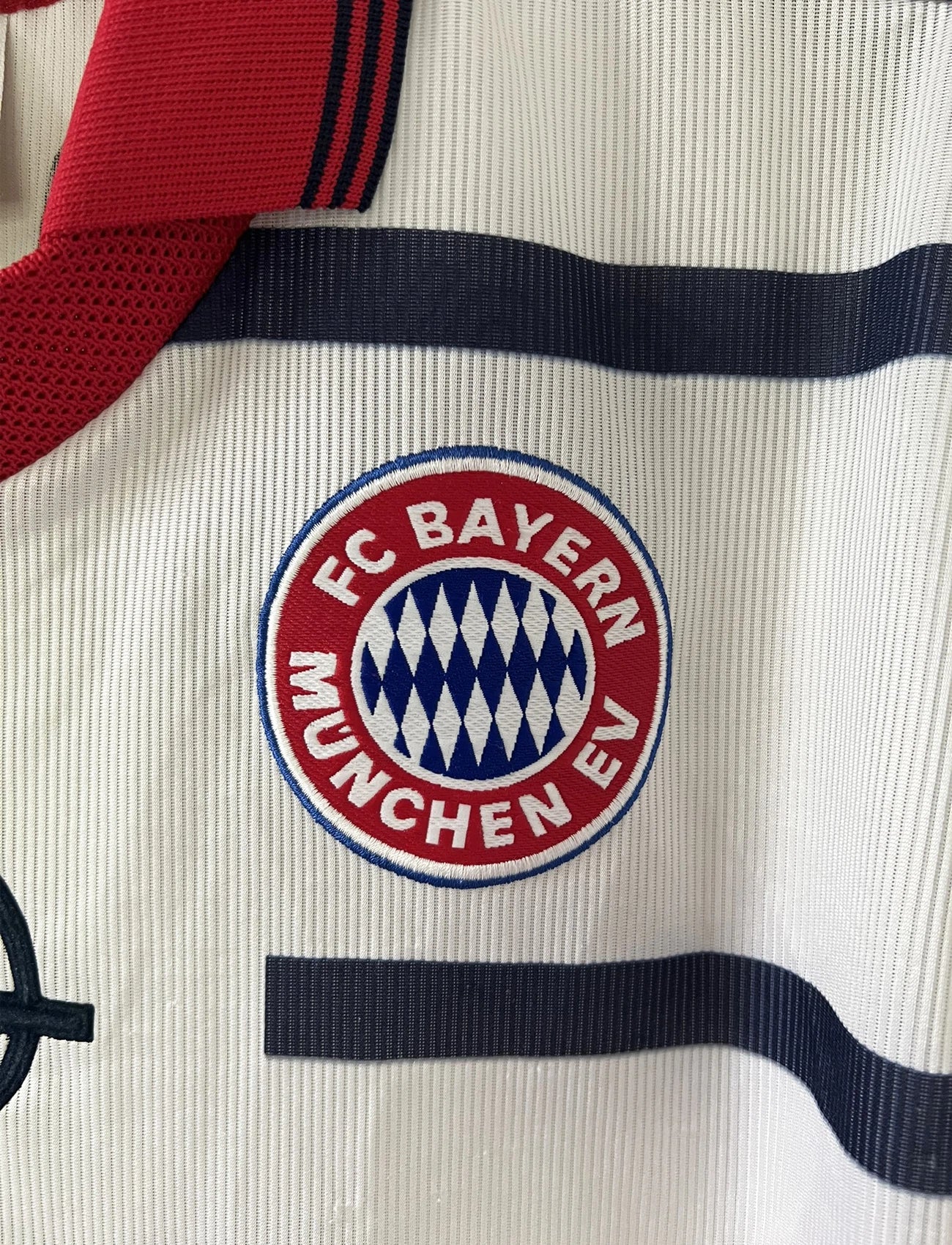 Maillot de foot vintage extérieur blanc et rouge du bayern munich de la saison 1998/1999. On peut retrouver l'équipementier Adidas et le sponsor Opel. Le maillot est floqué du numéro 3 Bixente Lizarazu. Il s'agit d'un maillot authentique d'époque.