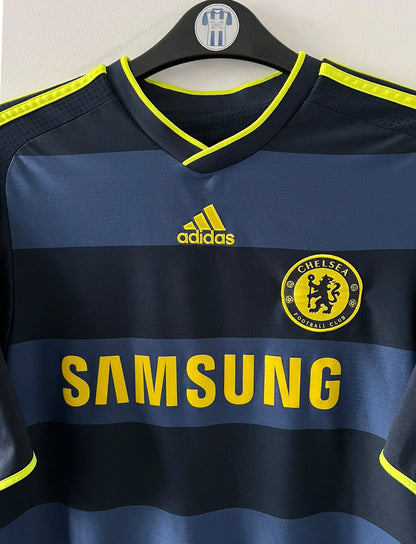 Maillot de foot vintage extérieur noir de chelsea 2009/2010. On peut retrouver l'équipementier Adidas et le sponsor Samsung. Le maillot est floqué du numéro 11 Didier Drogba. Il s'agit d'un maillot authentique d'époque.
