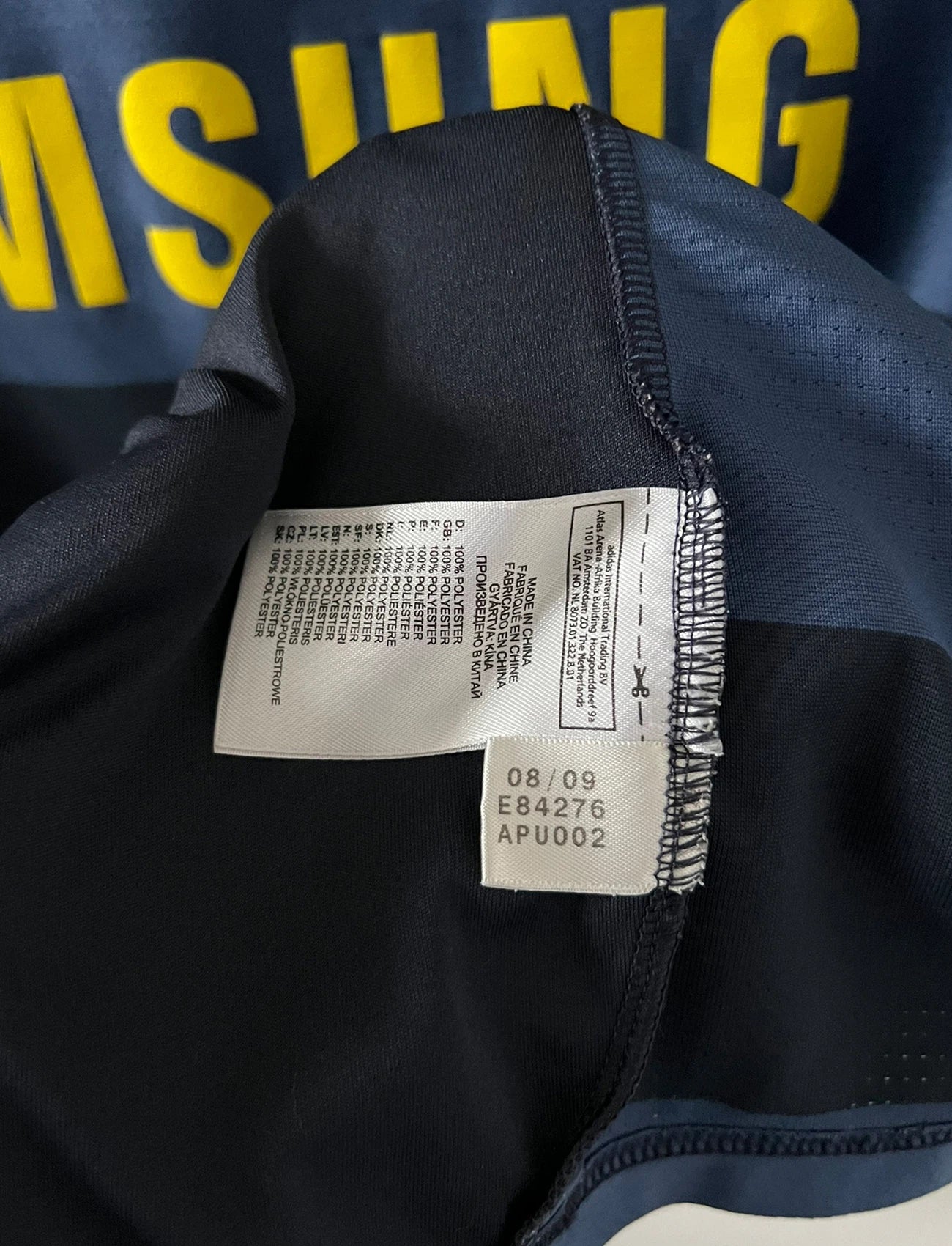 Maillot de foot vintage extérieur noir de chelsea 2009/2010. On peut retrouver l'équipementier Adidas et le sponsor Samsung. Le maillot est floqué du numéro 11 Didier Drogba. Il s'agit d'un maillot authentique d'époque.