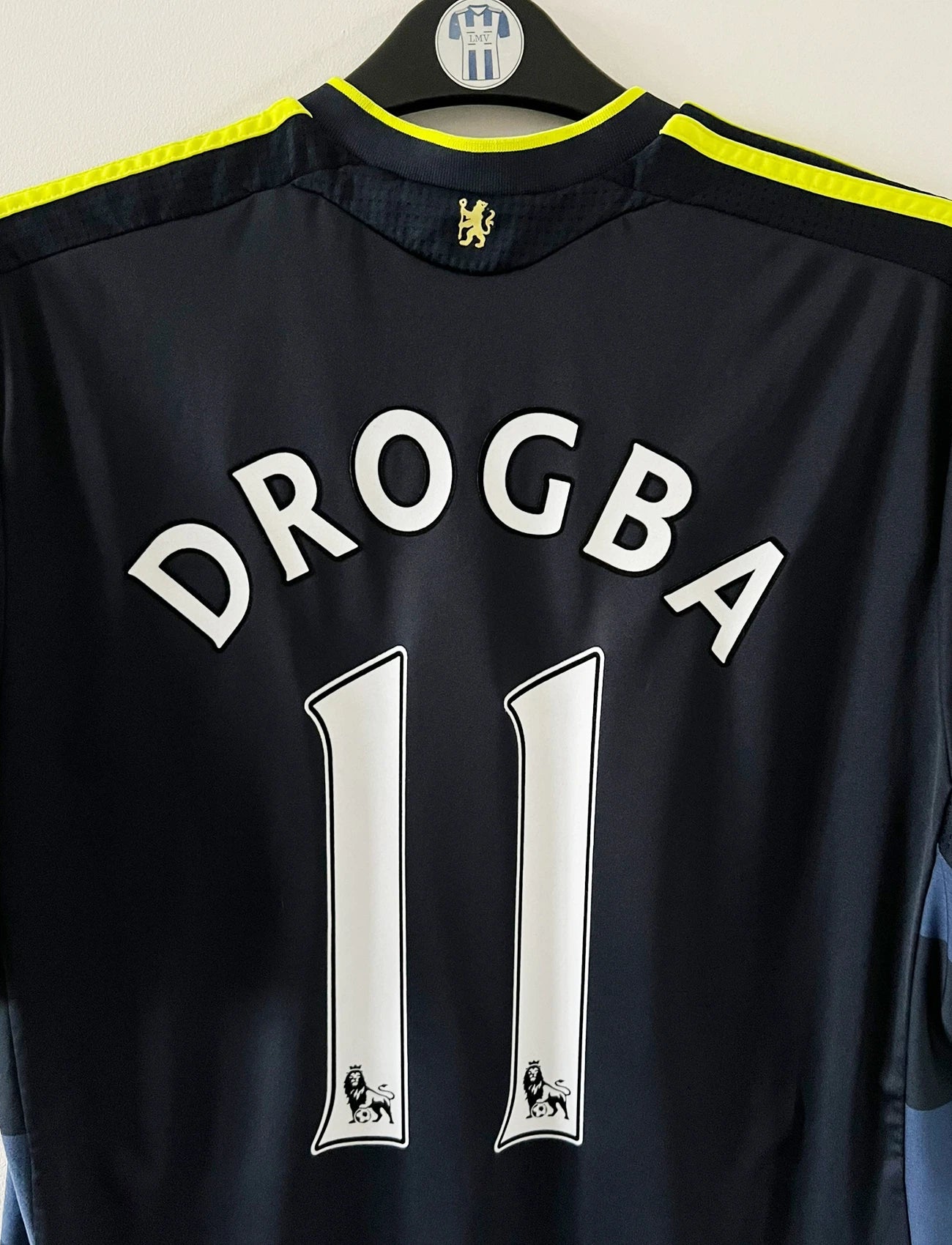 Maillot de foot vintage extérieur noir de chelsea 2009/2010. On peut retrouver l'équipementier Adidas et le sponsor Samsung. Le maillot est floqué du numéro 11 Didier Drogba. Il s'agit d'un maillot authentique d'époque.