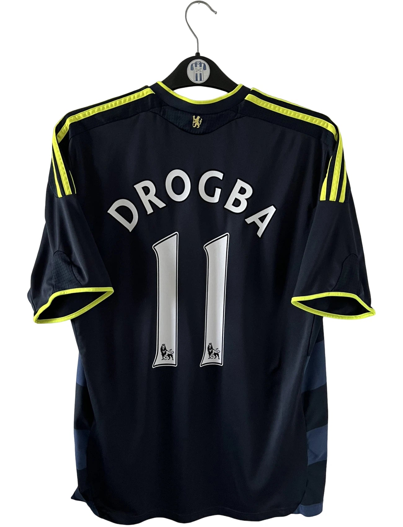Maillot de foot vintage extérieur noir de chelsea 2009/2010. On peut retrouver l'équipementier Adidas et le sponsor Samsung. Le maillot est floqué du numéro 11 Didier Drogba. Il s'agit d'un maillot authentique d'époque.
