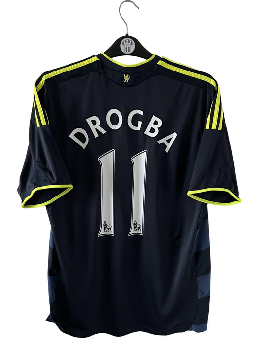 Maillot de foot vintage extérieur noir de chelsea 2009/2010. On peut retrouver l'équipementier Adidas et le sponsor Samsung. Le maillot est floqué du numéro 11 Didier Drogba. Il s'agit d'un maillot authentique d'époque.