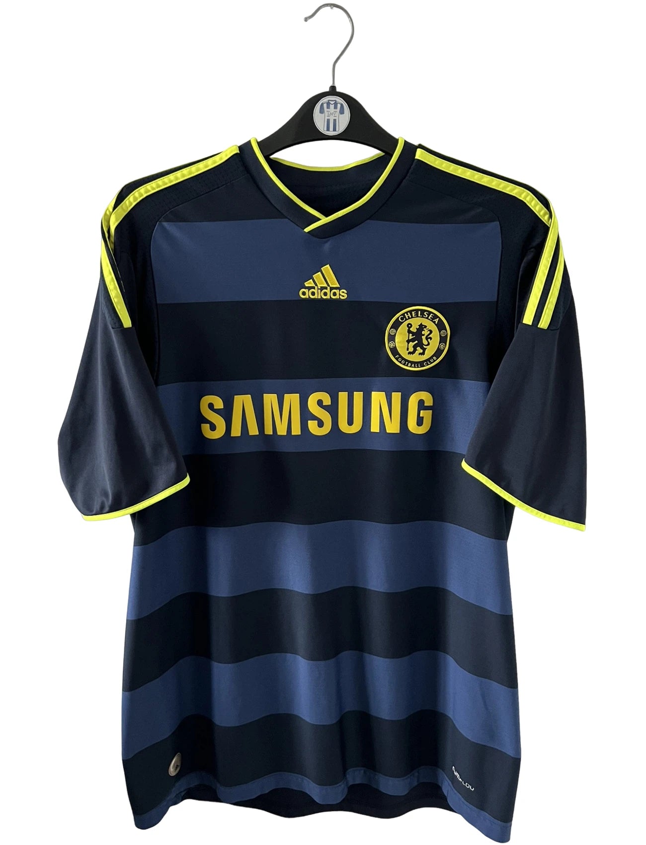 Maillot de foot vintage extérieur noir de chelsea 2009/2010. On peut retrouver l'équipementier Adidas et le sponsor Samsung. Le maillot est floqué du numéro 11 Didier Drogba. Il s'agit d'un maillot authentique d'époque.