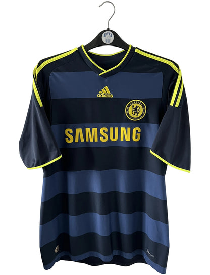 Maillot de foot vintage extérieur noir de chelsea 2009/2010. On peut retrouver l'équipementier Adidas et le sponsor Samsung. Le maillot est floqué du numéro 11 Didier Drogba. Il s'agit d'un maillot authentique d'époque.