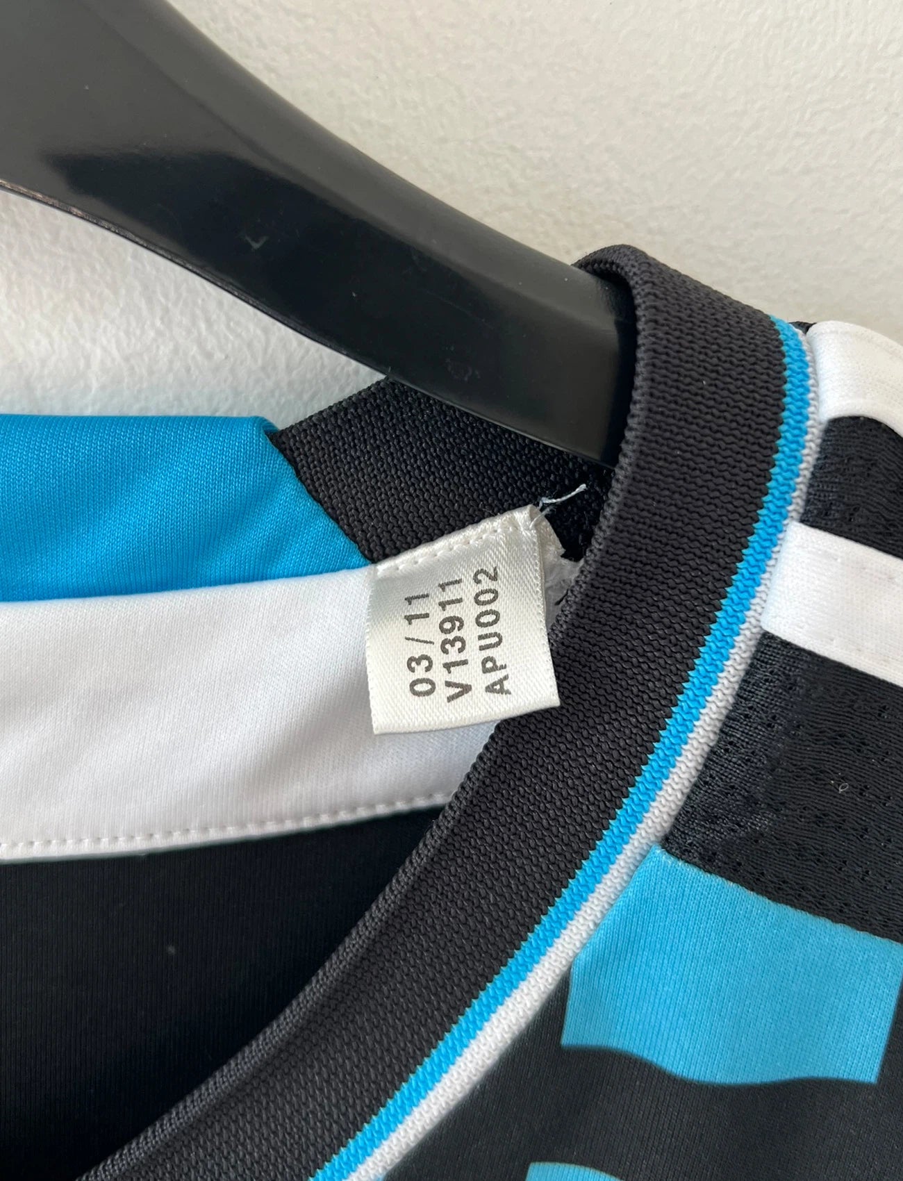 Maillot de foot vintage extérieur chelsea 2011/2012. On peut retrouver l'équipementier Adidas et le sponsor Samsung. Le maillot est floqué du numéro 9 Fernando Torres. Il s'agit d'un maillot authentique d'époque