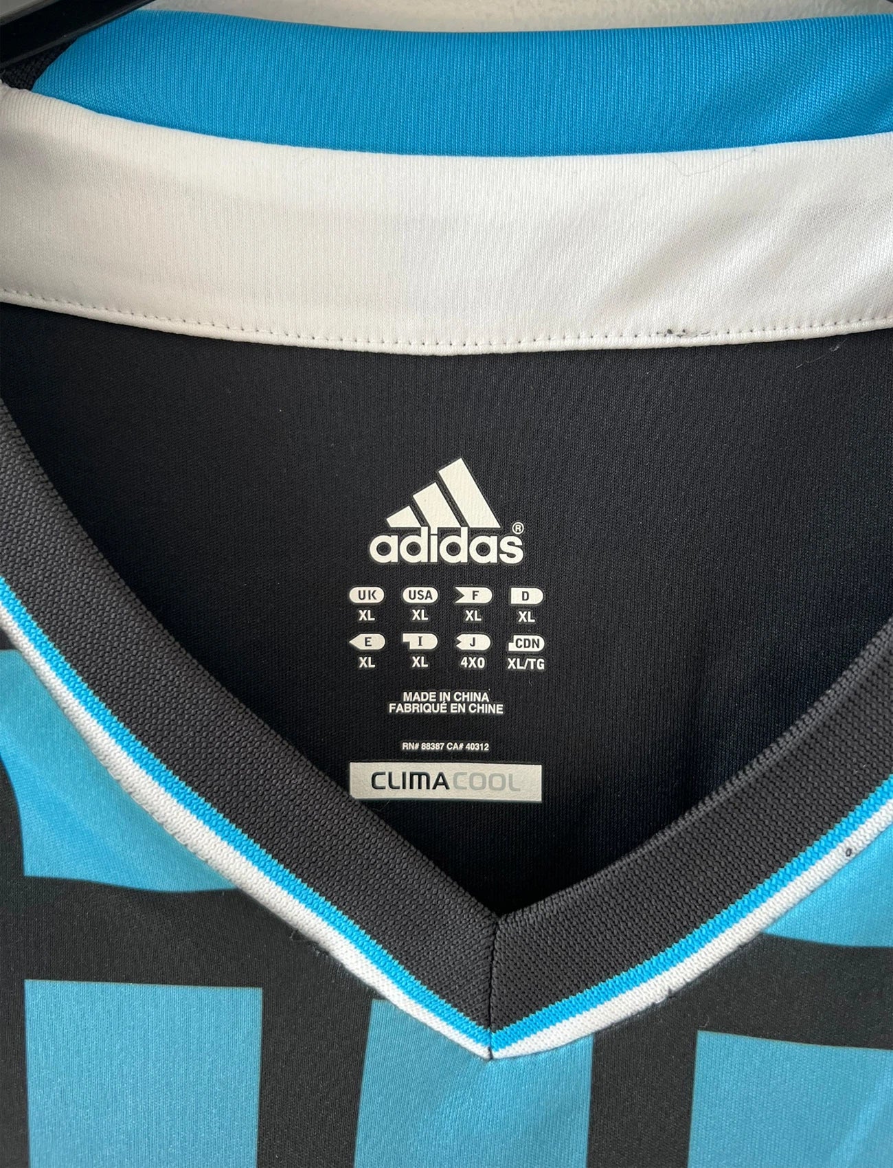 Maillot de foot vintage extérieur chelsea 2011/2012. On peut retrouver l'équipementier Adidas et le sponsor Samsung. Le maillot est floqué du numéro 9 Fernando Torres. Il s'agit d'un maillot authentique d'époque