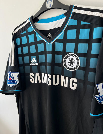Maillot de foot vintage extérieur chelsea 2011/2012. On peut retrouver l'équipementier Adidas et le sponsor Samsung. Le maillot est floqué du numéro 9 Fernando Torres. Il s'agit d'un maillot authentique d'époque