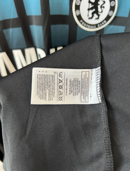 Maillot de foot vintage extérieur chelsea 2011/2012. On peut retrouver l'équipementier Adidas et le sponsor Samsung. Le maillot est floqué du numéro 9 Fernando Torres. Il s'agit d'un maillot authentique d'époque