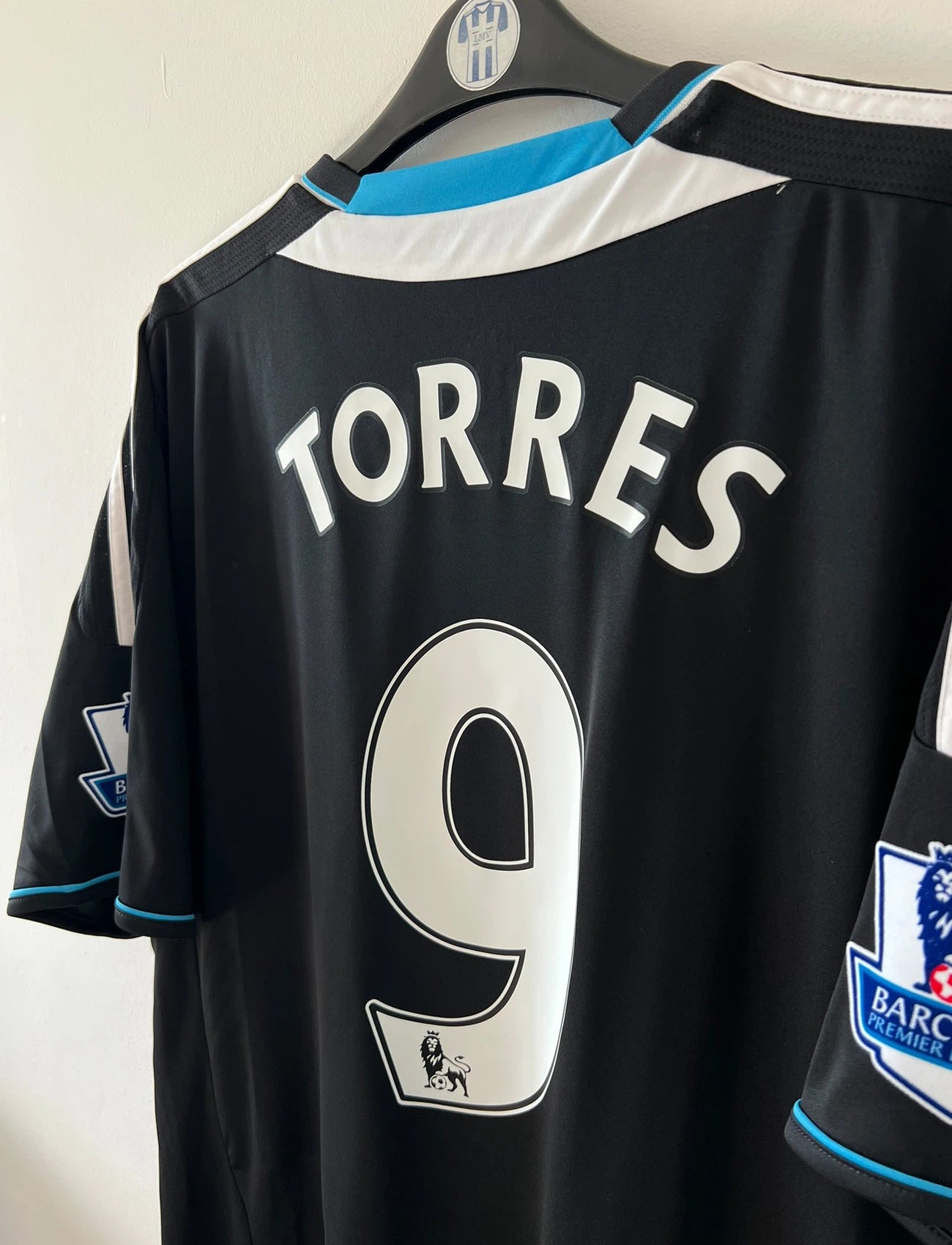 Maillot de foot vintage extérieur chelsea 2011/2012. On peut retrouver l'équipementier Adidas et le sponsor Samsung. Le maillot est floqué du numéro 9 Fernando Torres. Il s'agit d'un maillot authentique d'époque