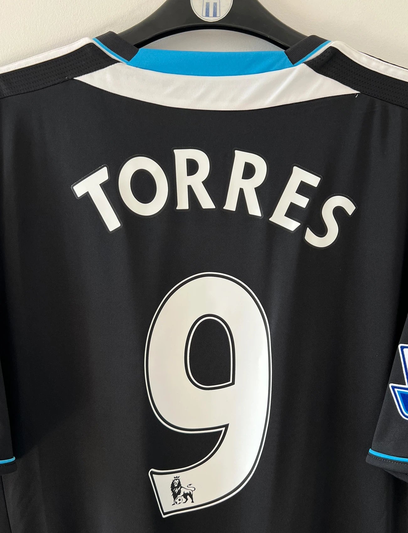 Maillot de foot vintage extérieur chelsea 2011/2012. On peut retrouver l'équipementier Adidas et le sponsor Samsung. Le maillot est floqué du numéro 9 Fernando Torres. Il s'agit d'un maillot authentique d'époque