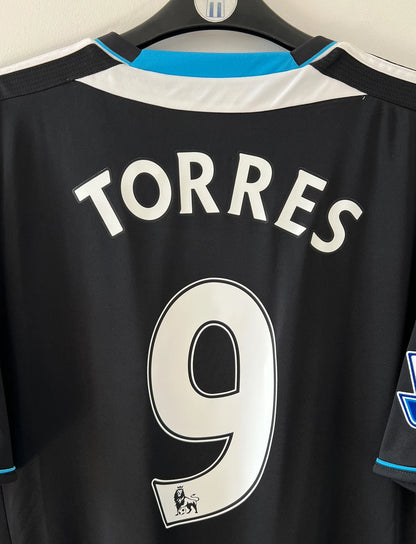 Maillot de foot vintage extérieur chelsea 2011/2012. On peut retrouver l'équipementier Adidas et le sponsor Samsung. Le maillot est floqué du numéro 9 Fernando Torres. Il s'agit d'un maillot authentique d'époque