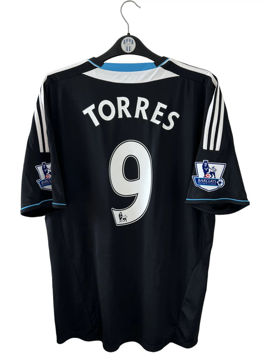 Maillot de foot vintage extérieur chelsea 2011/2012. On peut retrouver l'équipementier Adidas et le sponsor Samsung. Le maillot est floqué du numéro 9 Fernando Torres. Il s'agit d'un maillot authentique d'époque