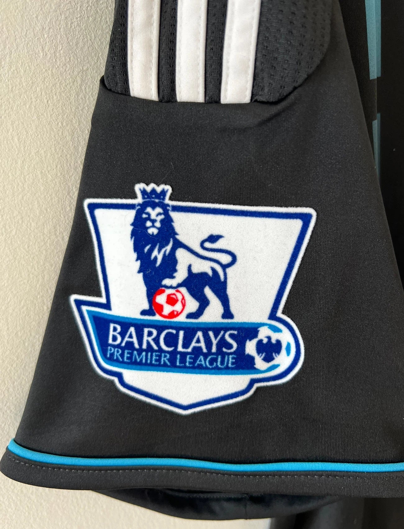 Maillot de foot vintage extérieur chelsea 2011/2012. On peut retrouver l'équipementier Adidas et le sponsor Samsung. Le maillot est floqué du numéro 9 Fernando Torres. Il s'agit d'un maillot authentique d'époque