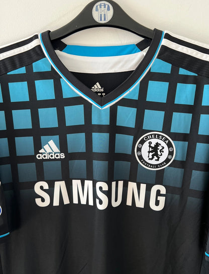 Maillot de foot vintage extérieur chelsea 2011/2012. On peut retrouver l'équipementier Adidas et le sponsor Samsung. Le maillot est floqué du numéro 9 Fernando Torres. Il s'agit d'un maillot authentique d'époque