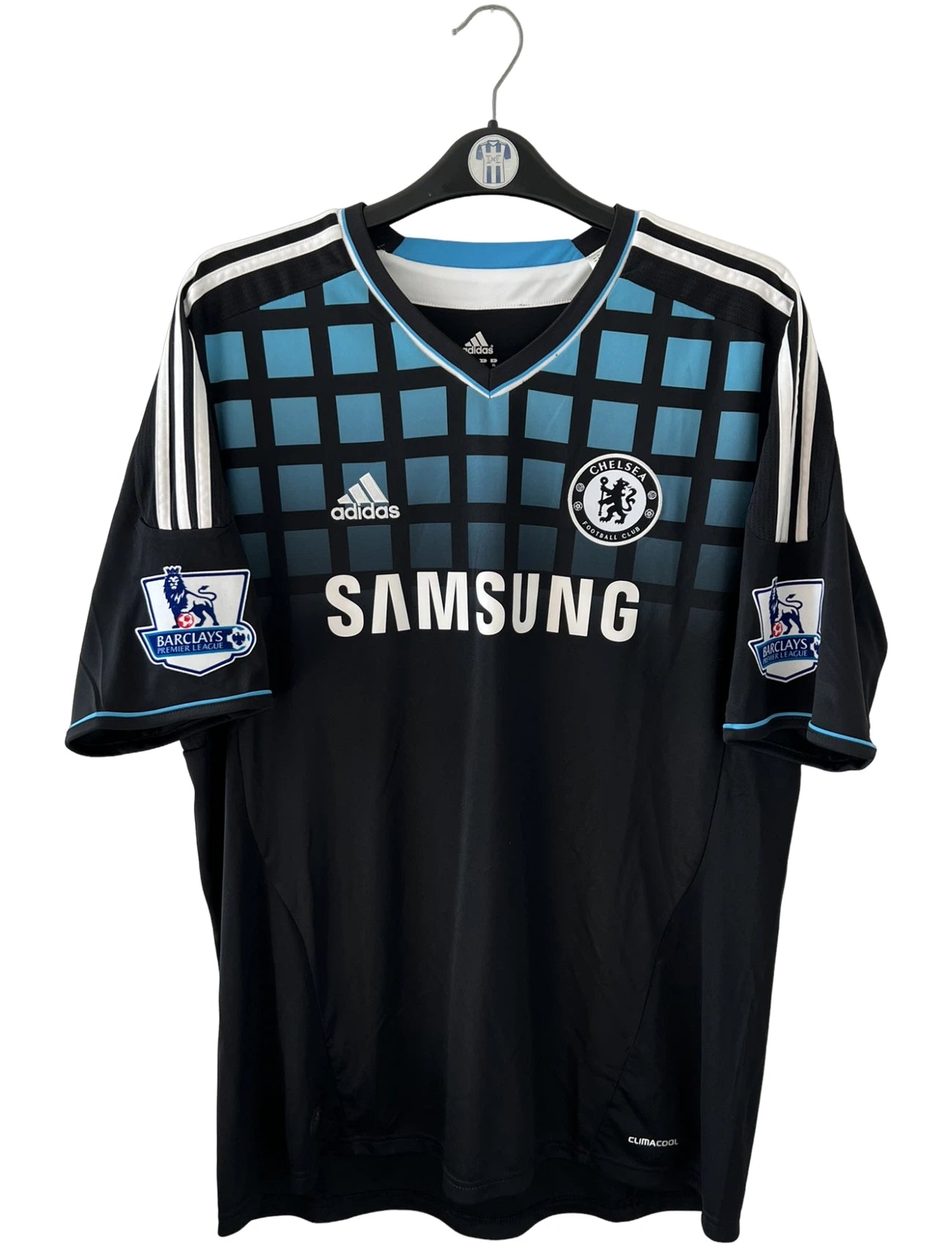 Maillot de foot vintage extérieur chelsea 2011/2012. On peut retrouver l'équipementier Adidas et le sponsor Samsung. Le maillot est floqué du numéro 9 Fernando Torres. Il s'agit d'un maillot authentique d'époque