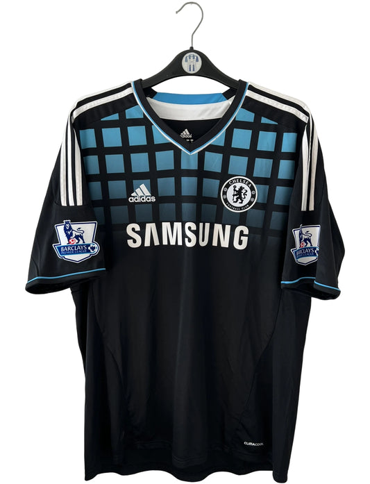 Maillot de foot vintage extérieur chelsea 2011/2012. On peut retrouver l'équipementier Adidas et le sponsor Samsung. Le maillot est floqué du numéro 9 Fernando Torres. Il s'agit d'un maillot authentique d'époque