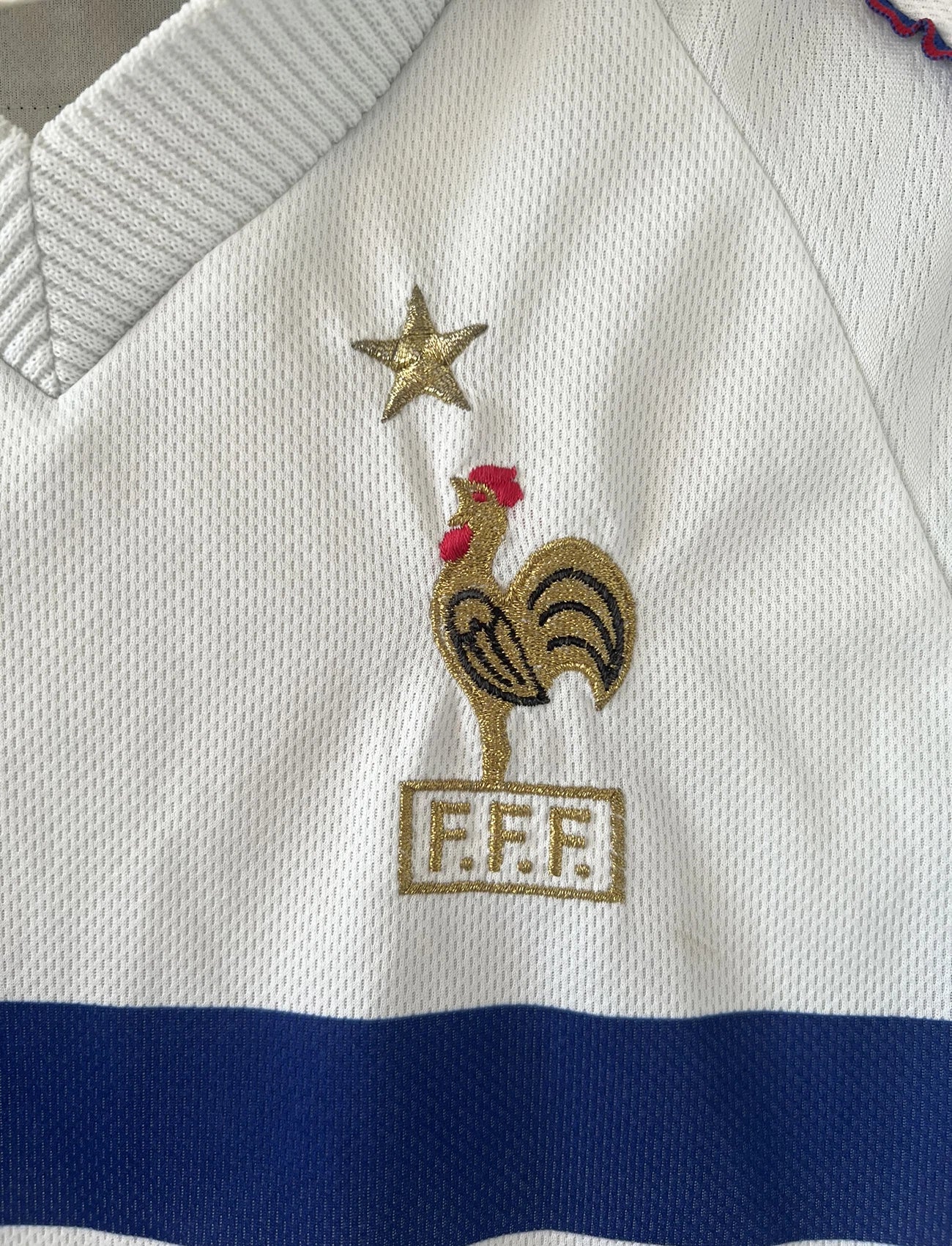 Maillot de foot vintage extérieur blanc de l'Equipe de France 1998. On peut retrouver l'équipementier Adidas. Il s'agit d'un maillot authentique d'époque.