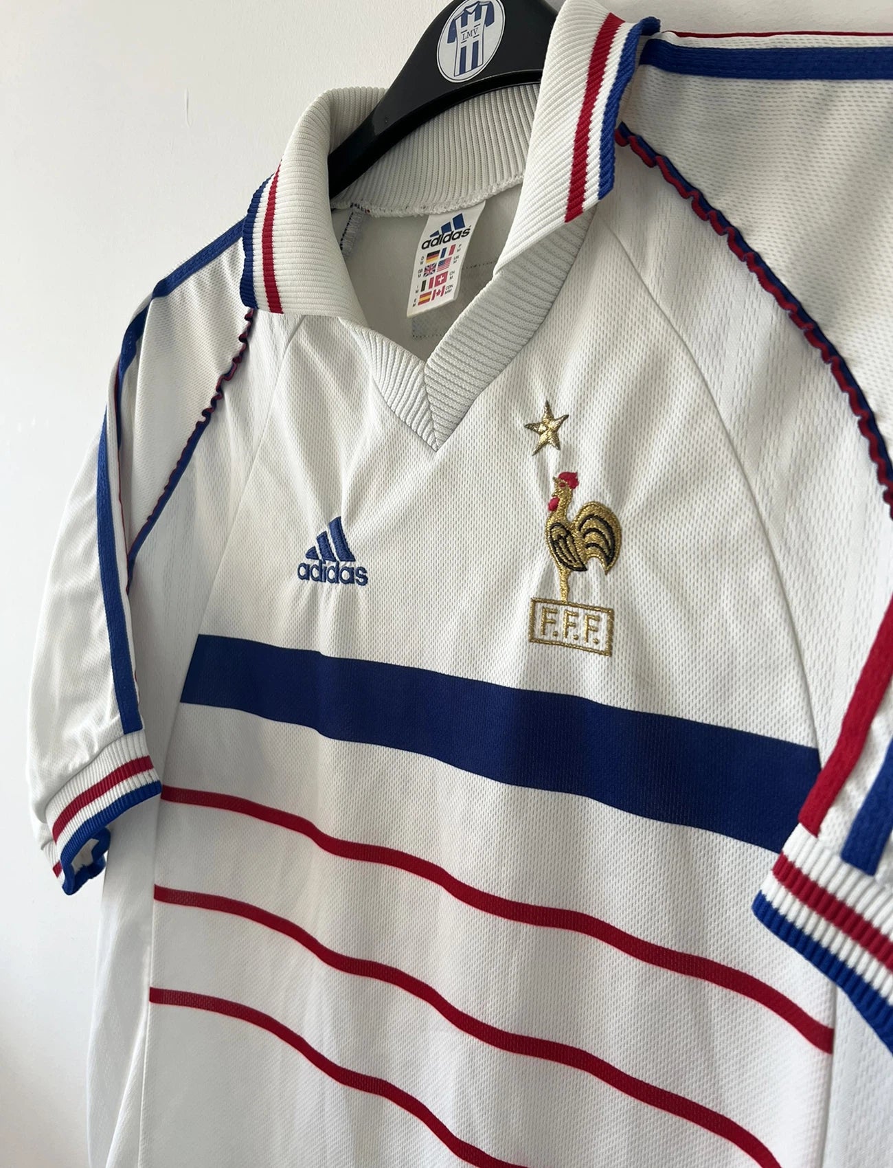 Maillot de foot vintage extérieur blanc de l'Equipe de France 1998. On peut retrouver l'équipementier Adidas. Il s'agit d'un maillot authentique d'époque.