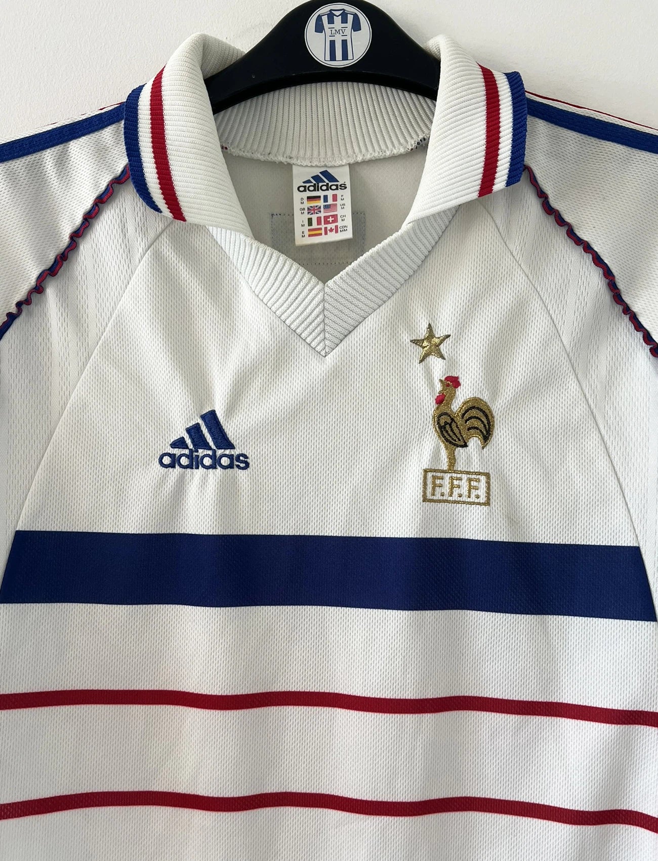 Maillot de foot vintage extérieur blanc de l'Equipe de France 1998. On peut retrouver l'équipementier Adidas. Il s'agit d'un maillot authentique d'époque.
