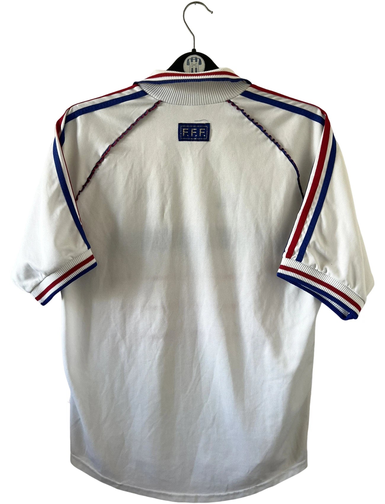 Maillot de foot vintage extérieur blanc de l'équipe de france 1998. On peut retrouver l'équipementier Adidas. Il s'agit d'un maillot authentique d'époque.