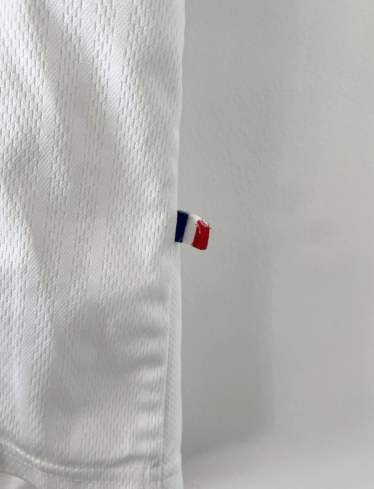 Maillot de foot vintage extérieur blanc de l'Equipe de France 1998. On peut retrouver l'équipementier Adidas. Il s'agit d'un maillot authentique d'époque.
