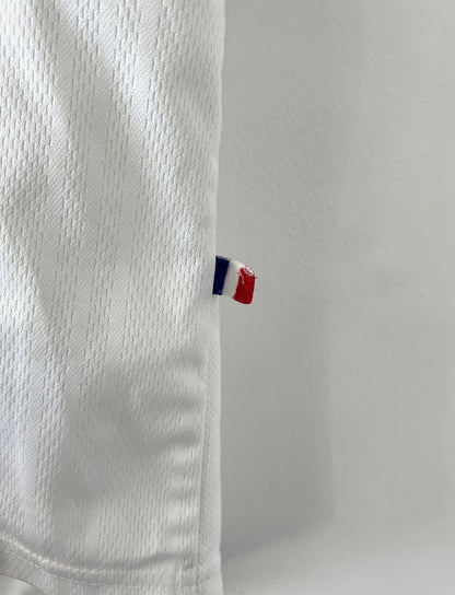 Maillot de foot vintage extérieur blanc de l'Equipe de France 1998. On peut retrouver l'équipementier Adidas. Il s'agit d'un maillot authentique d'époque.