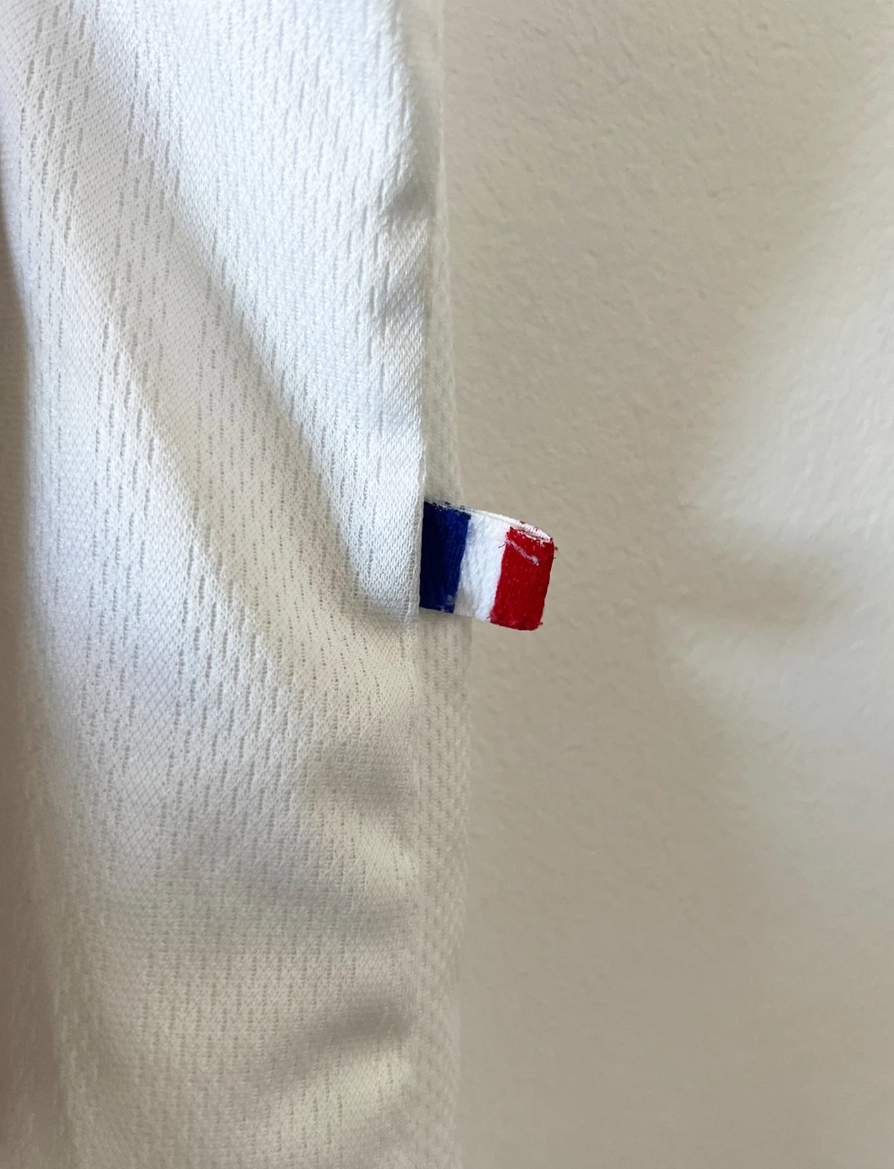 Maillot de foot vintage extérieur blanc de l'équipe de france 1998. On peut retrouver l'équipementier Adidas. Il s'agit d'un maillot authentique d'époque.