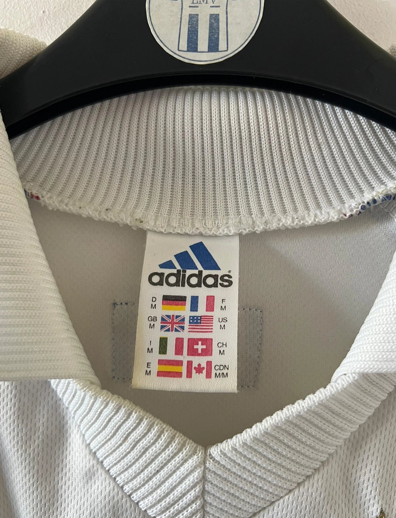 Maillot de foot vintage extérieur blanc de l'équipe de france 1998. On peut retrouver l'équipementier Adidas. Il s'agit d'un maillot authentique d'époque.