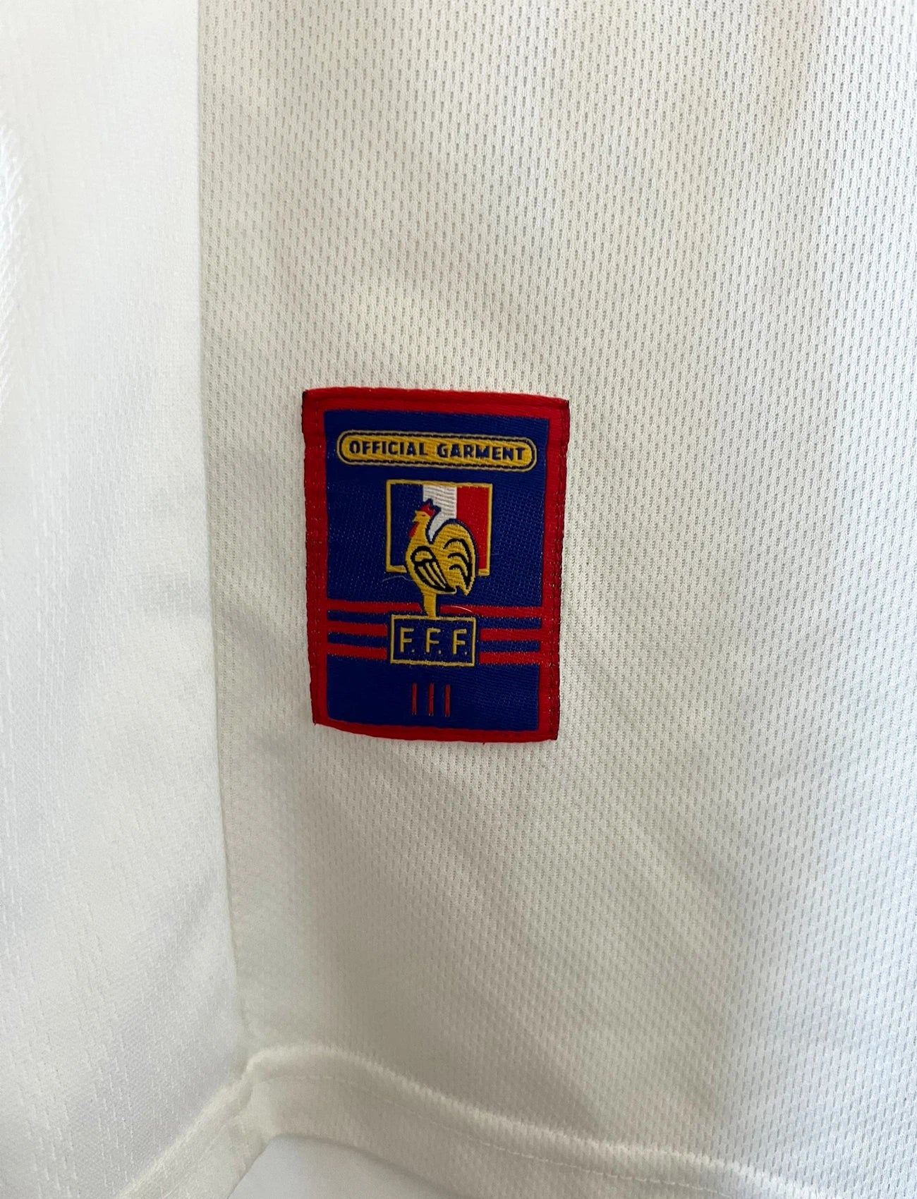 Maillot de foot vintage extérieur blanc de l'équipe de france 1998. On peut retrouver l'équipementier Adidas. Il s'agit d'un maillot authentique d'époque.