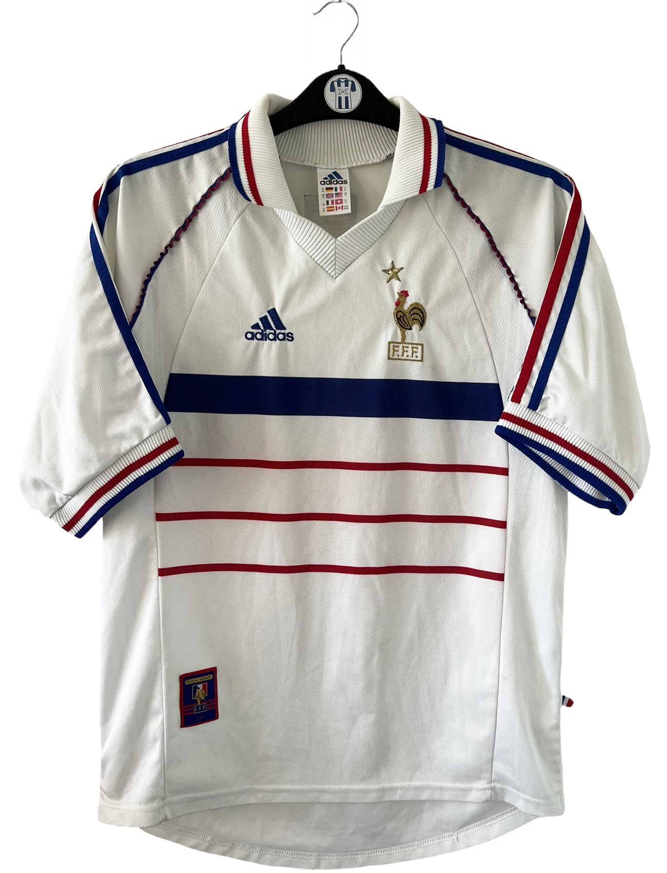 Maillot de foot vintage extérieur blanc de l'Equipe de France 1998. On peut retrouver l'équipementier Adidas. Il s'agit d'un maillot authentique d'époque.