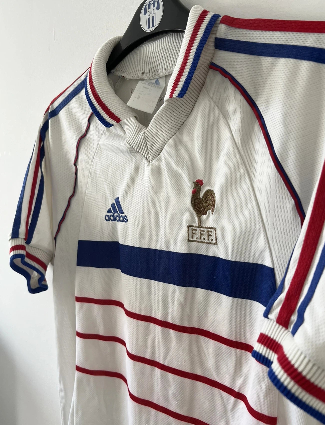 Maillot de foot vintage extérieur blanc de l'équipe de france 1998. On peut retrouver l'équipementier adidas. Il s'agit d'un maillot authentique d'époque.