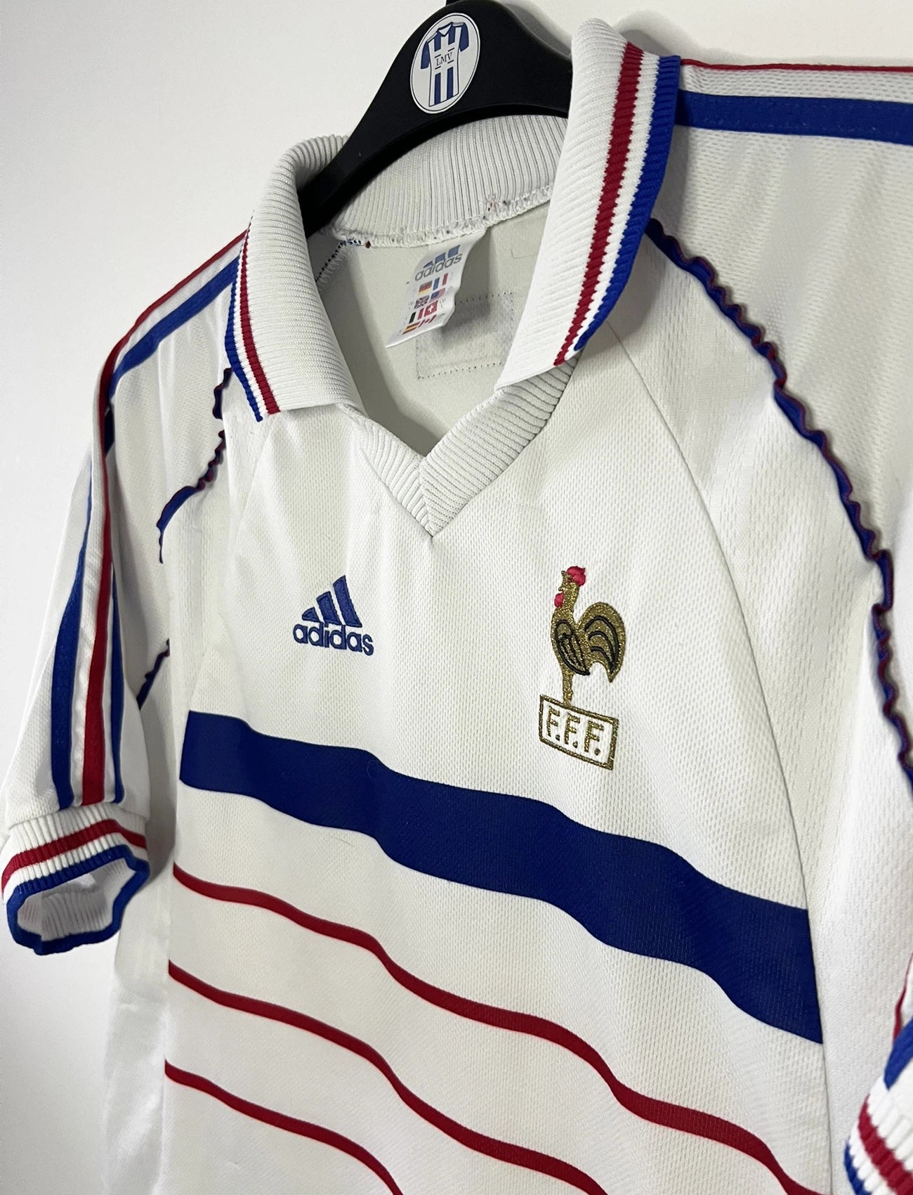 Maillot de foot vintage extérieur blanc de l'Equipe de France 1998. On peut retrouver l'équipementier Adidas. Il s'agit d'un maillot authentique d'époque.