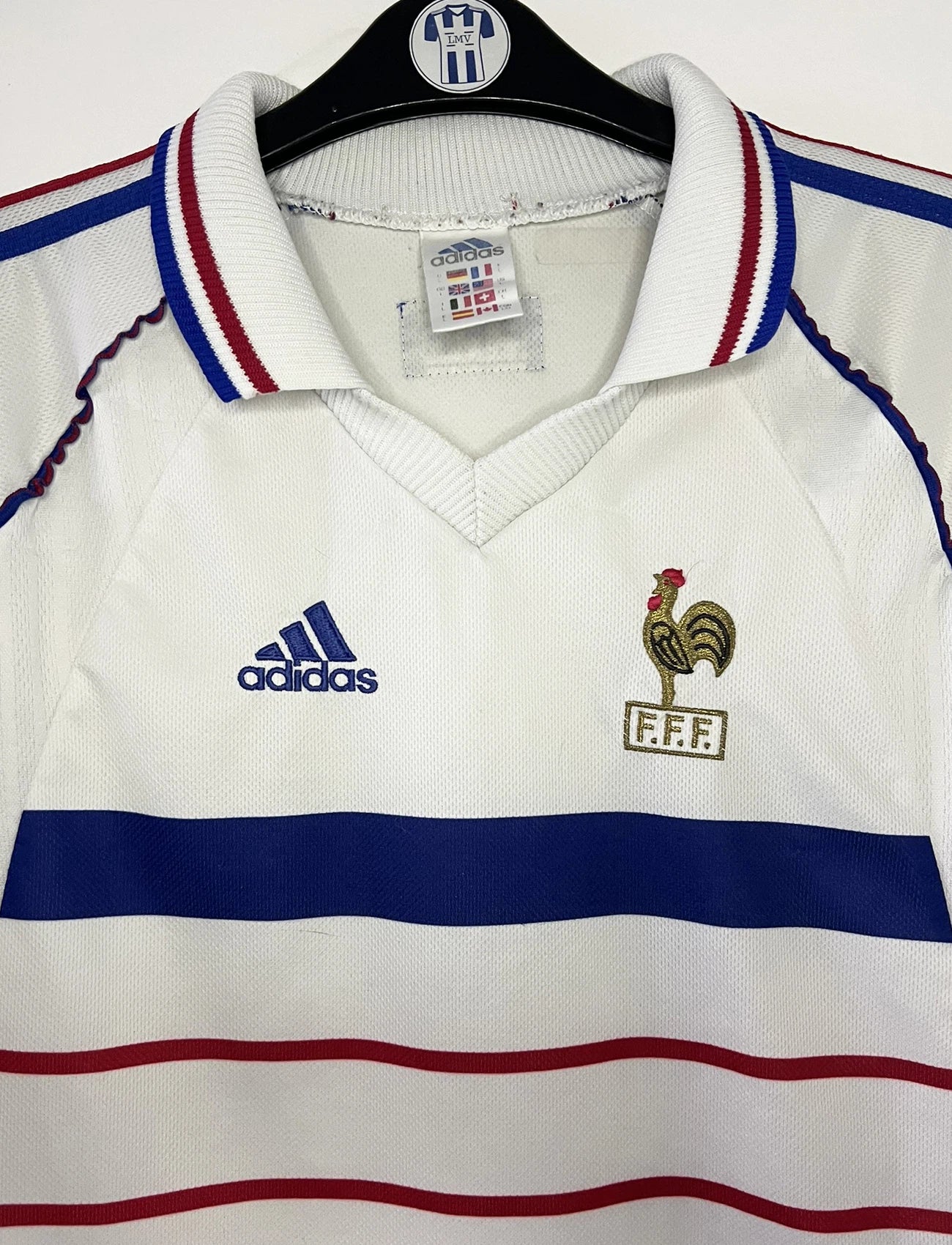 Maillot de foot vintage extérieur blanc de l'Equipe de France 1998. On peut retrouver l'équipementier Adidas. Il s'agit d'un maillot authentique d'époque.
